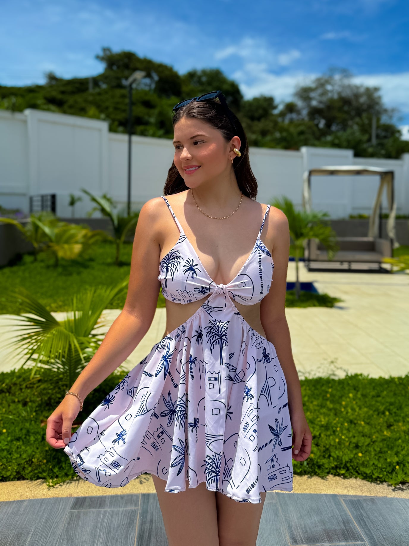 VESTIDO PLAYERO CORTO ESTAMPADO CON FONDO BEIGE